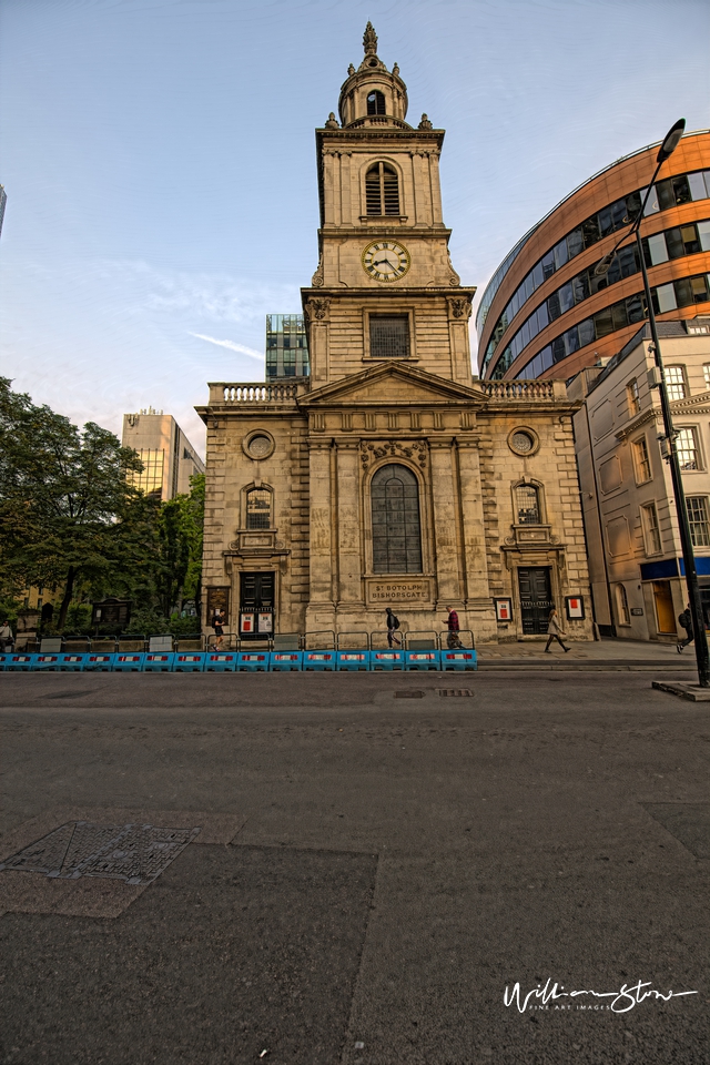 Bishopsgate, Botolph, Liverpool Street Station, Walking by, On my Phone Walking, Blue Liners In London.