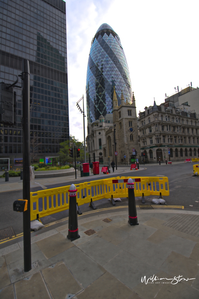 Bishopsgate, Botolph, Liverpool Street Station, Walking by, On my Phone Walking, Blue Liners In London.